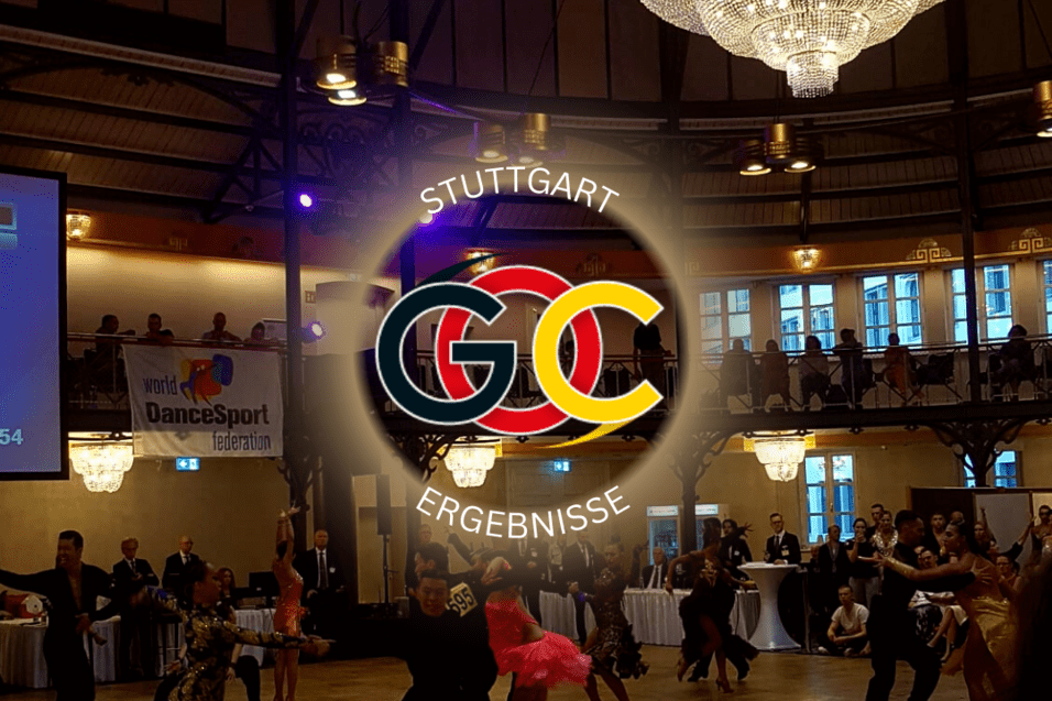 T&auml;nzer in festlicher Kleidung tanzen auf einer Wettbewerbsfl&auml;che, umgeben von Zuschauern in einer eleganten Halle.