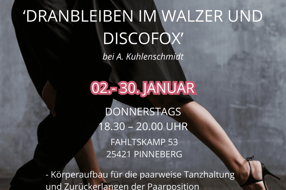 Tanzpaar in eleganter Kleidung beim Walzer in einem stilvollen Raum; Eventdetails im Hintergrund.