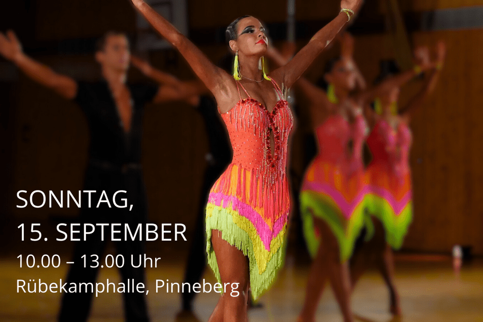 T&auml;nzerin in buntem Kleid f&uuml;hrt eine dynamische Bewegung auf einer Tanzfl&auml;che w&auml;hrend eines Probetrainings vor.