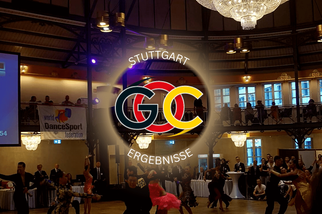 Tänzer in festlicher Kleidung tanzen auf einer Wettbewerbsfläche, umgeben von Zuschauern in einer eleganten Halle.