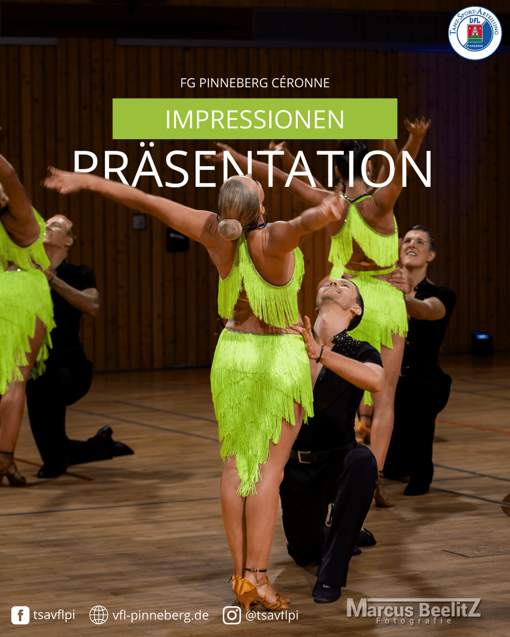 Tanzende Paare in grellen, fransigen Outfits auf einer Holzbodenfläche während einer Tanzpräsentation.