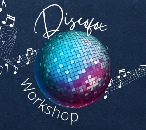 In einem dunklen Hintergrund schimmert eine Discokugel, umgeben von musikalischen Noten und dem Text „Discofox Workshop“.