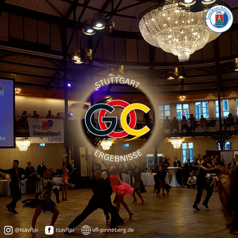 Tänzer in festlicher Kleidung tanzen auf einer Wettbewerbsfläche, umgeben von Zuschauern in einer eleganten Halle.