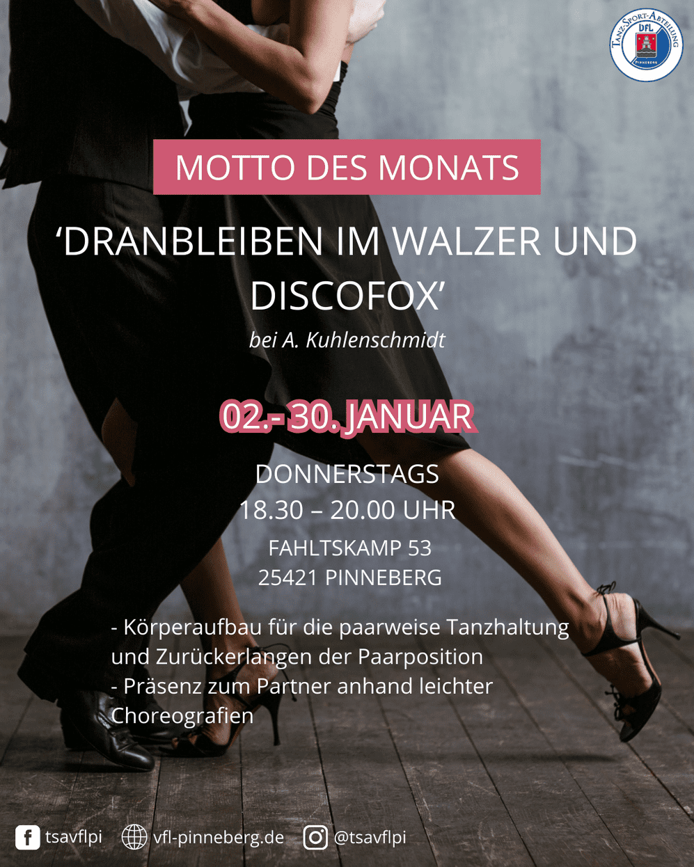 Tanzpaar in eleganter Kleidung beim Walzer in einem stilvollen Raum; Eventdetails im Hintergrund.