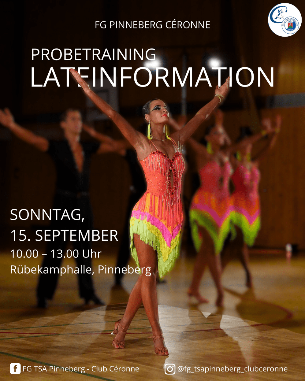 Tänzerin in buntem Kleid führt eine dynamische Bewegung auf einer Tanzfläche während eines Probetrainings vor.