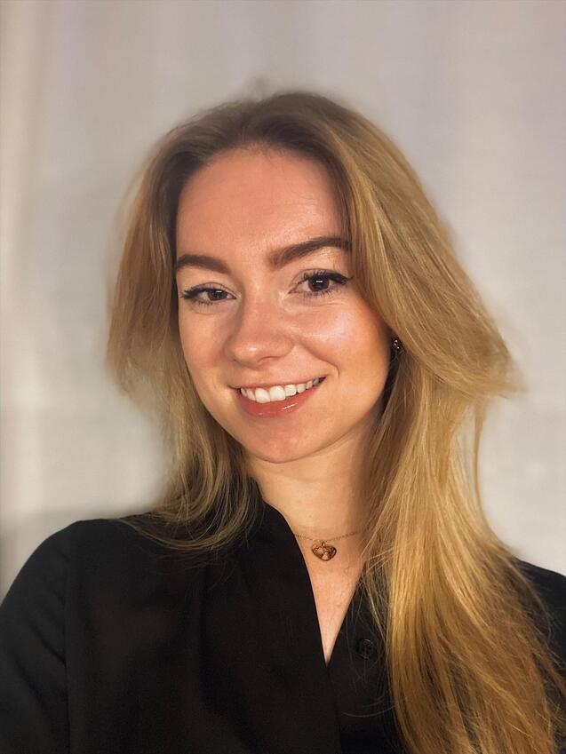 Sportwartin der TSA: Cara-Madleen Knust Portrait von eine jungen Frau vor einem weißen Hintergrund