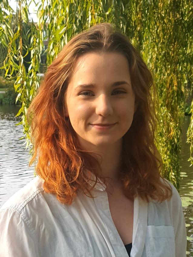 Foto_Antonia Junge Frau von einem See mit Baum