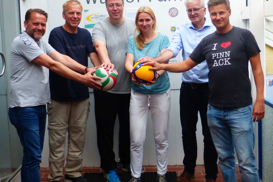 Sechs Personen stehen vor einer Wand mit dem Schriftzug &bdquo;Wall of Fame&ldquo; und halten Sportb&auml;lle in den H&auml;nden.