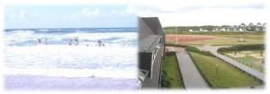 Landschaftsaufteilung: Links Wellen und Badende am Strand, rechts ein gepflasterter Weg mit grüner Wiese und Gebäuden.