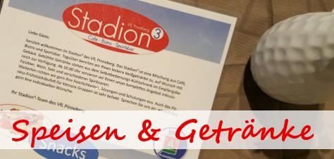 Speisekarte des Cafés Stadion3 mit dem Titel „Speisen & Getränke“ und einem weißen Keramikelement im Hintergrund.
