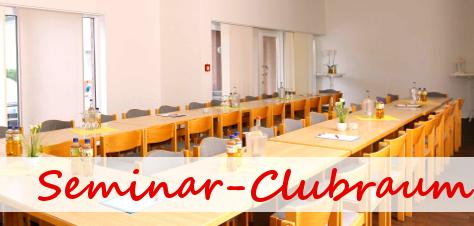 Seminarraum mit langen Holztischen, Stühlen und dekorativen Wasserflaschen sowie Notizblöcken.